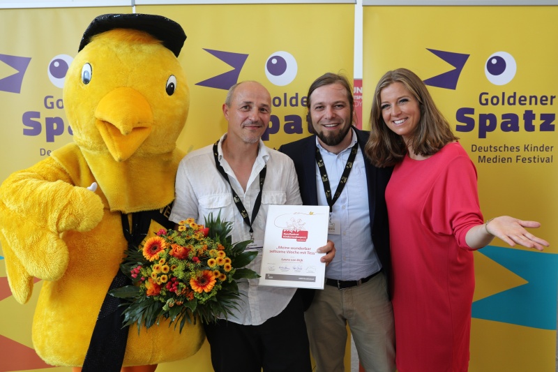 Datei:Preis des MDR Rundfunkrates für das beste Drehbuch an Laura van Dijk für "Meine wunderbar seltsame Woche mit Tess". Produzent Guido Schwab (ostlicht filmproduktion) nahm den Preis stellvertretend für sie entgegen.JPG