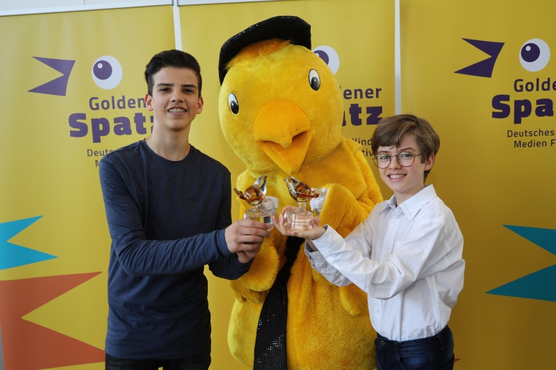 Datei:TKKG-Darsteller Ilyes Moutaoukkil (Tim) wurde als bester Darsteller ausgezeichnet (links im Bild)..JPG