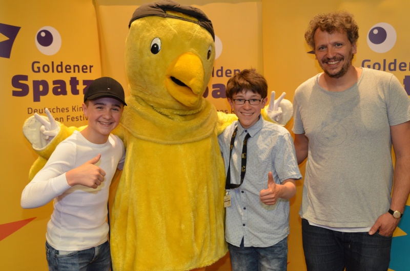 Datei:Luis Vorbach, Jona Gaensslen und Regisseur Marcus H. Rosenmüller von UNHEIMLICH PERFEKTE FREUNDE.JPG