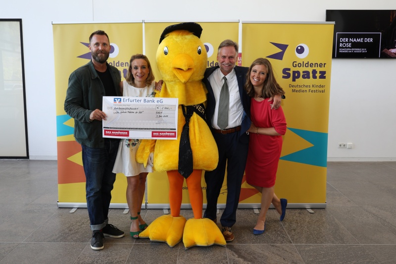 Datei:Der Publikumspreis für den besten Jugendfilm ging an "Das schönste Mädchen der Welt" - zu sehen- Stefan Lobenstein (Präsident der Handwerkskammer Erfurt, rechts) und Sebastian Zühr (Produzent Tobis Film, links).JPG