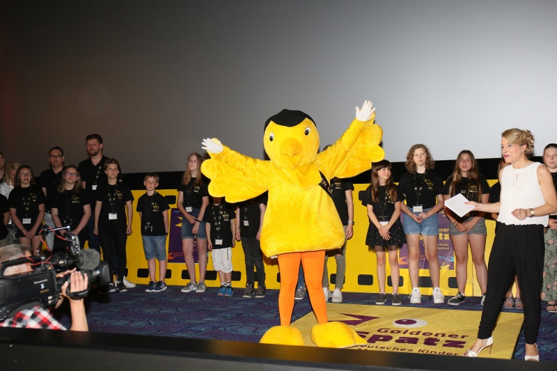 Datei:Feierliche Eröffnung mit der Kinderjury.JPG